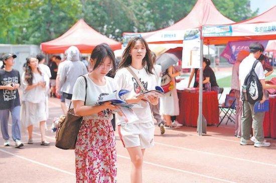 北京高招大型咨询会现场。本报记者 和冠欣摄