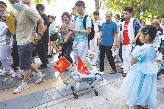 6月8日，人大附中考点，一只宇树机器狗在路边为考生加油。