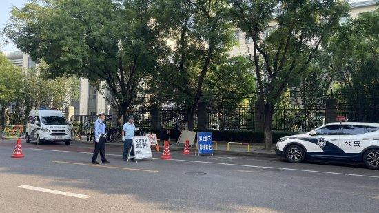 高峰时段,校门周边采取临时交通管理措施。