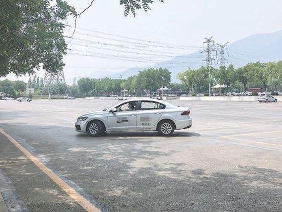 在驾校的智能教学区，教练不再坐车内指导，学员主要跟着屏幕学习