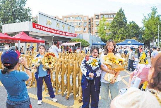 潞河中学考点，考生在考点外合影。新京报记者　王子诚　摄