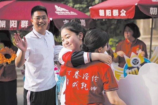 6月7日，陈经纶中学考点，一位考生与送考老师拥抱。