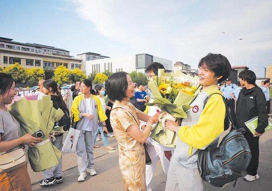 6月9日，人大附中通州校区考点，家长给考完的孩子送上鲜花。新京报记者　薛珺　摄