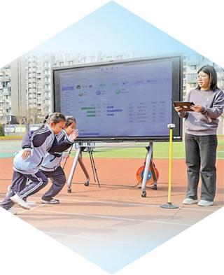 河北省秦皇岛市海港区在水一方小学使用智慧体育硬件设施帮助学生练习跑步。 曹建雄摄(影像中国)