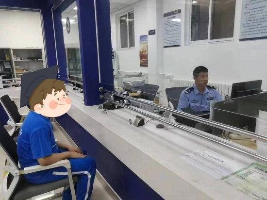 中考前一晚,民警加班为考生办理临时身份证。