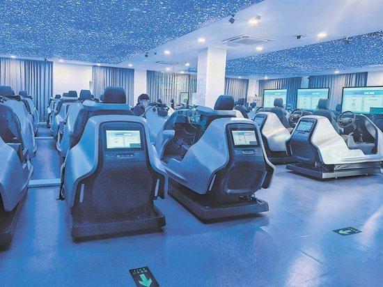 在很多驾校，学员需要先在VR设备上学习