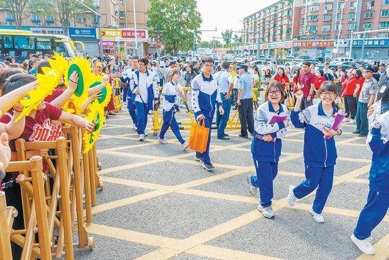 6月7日，潞河中学考点，送考老师手拿“向日葵”为考生加油。