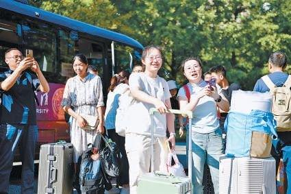 家长和新生来到梦中情校，喜笑颜开。本报记者 和冠欣 摄