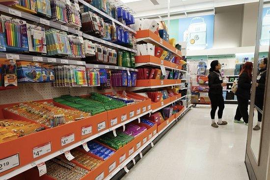 8月14日，美国加利福尼亚州旧金山，一家百货商店中的文具用品。（视觉中国）