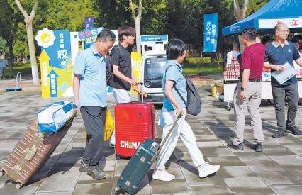 北京科技职业大学现场，家长和学生拖着大件小件的行李前来报到。 本报记者 安旭东 摄