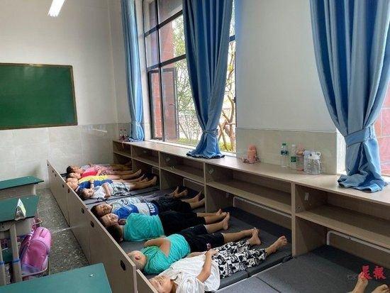 江西省南昌县文山路学校午睡场景，图源自江西晨报