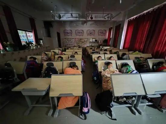 贵州省龙里县第六小学教室学生午睡场景，图源自新华社