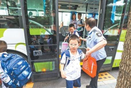 玉泉小学航天校区学生搭乘通学公交车上学。本报记者 邓伟摄